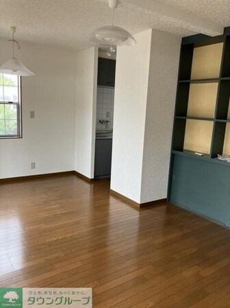 陽光の射す賃貸戸建ての物件内観写真